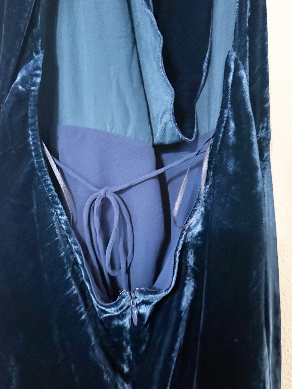 Sau Lee Pearl Cowl Scarf Open Back Strappy Velvet Gown in Midnight Blue Size 12 - Picture 9 of 12